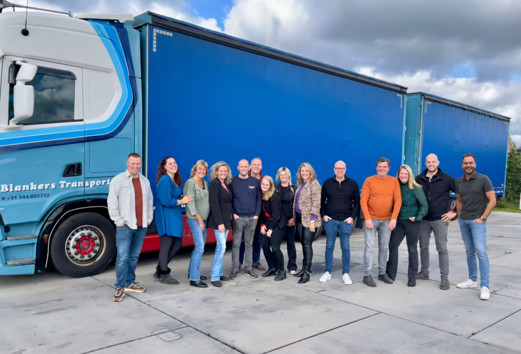 Het team van Blankers Transport bij een vrachtwagen